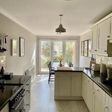 Three Bedroom House Porthleven, Cornwall. Close To Shops And Porthleven