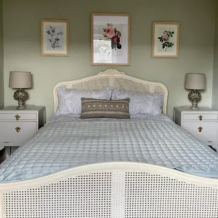 Three Bedroom House Porthleven, Cornwall. Close To Shops And Holiday home
