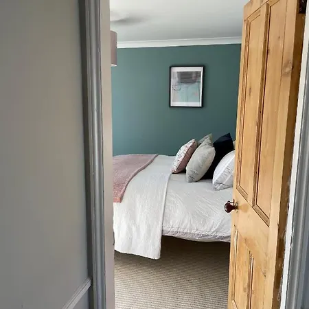 Three Bedroom House Porthleven, Cornwall. Close To Shops And * Porthleven