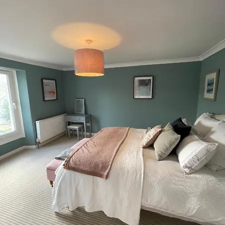 Three Bedroom House Porthleven, Cornwall. Close To Shops And Holiday home *